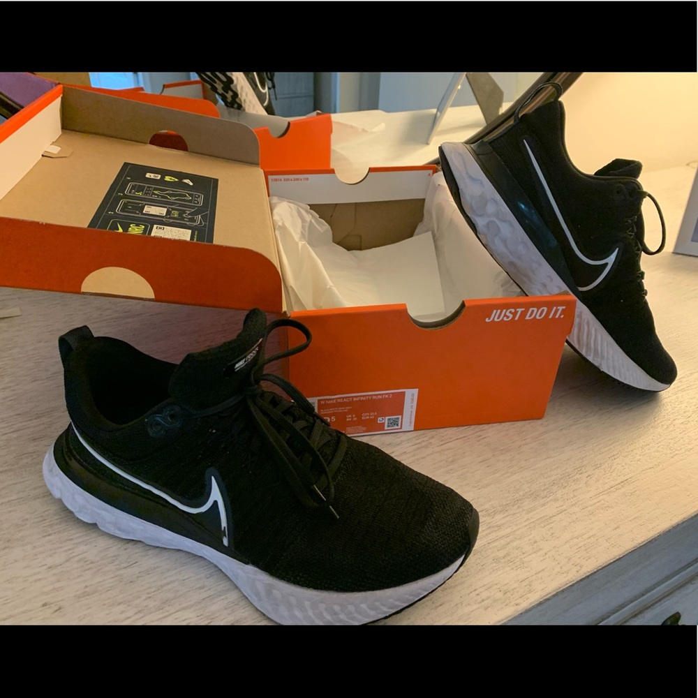 Nike Women’s Infinity React Size 8.5 Running Shoes